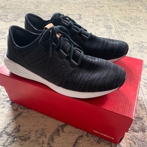 Black new balance tennis shoes